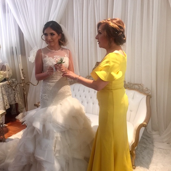 Yellow gown with embellishment - Picture 3 of 6